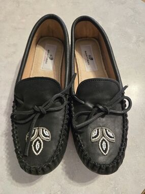 Manitobah Black Leather Beaded Kayak Moccasins Size 10